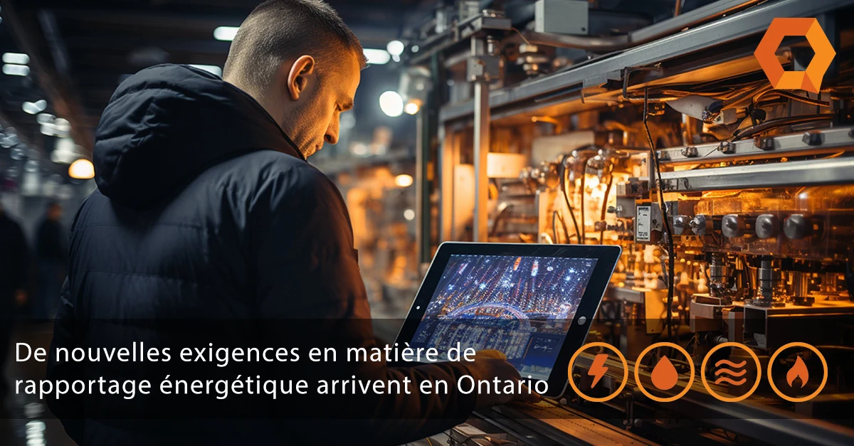 image d'un homme regardant un ordinateur qui rend compte des nouvelles exigences en matière de rapports sur l'énergie à venir en Ontario